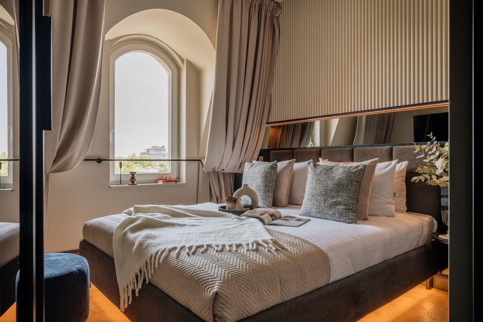 Bed, Photo of the whole room, Bedroom, towels