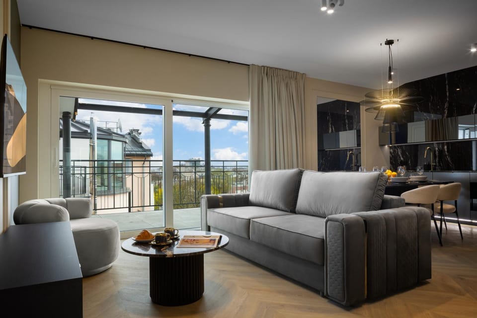 TV and multimedia, Living room, Seating area, Evening entertainment