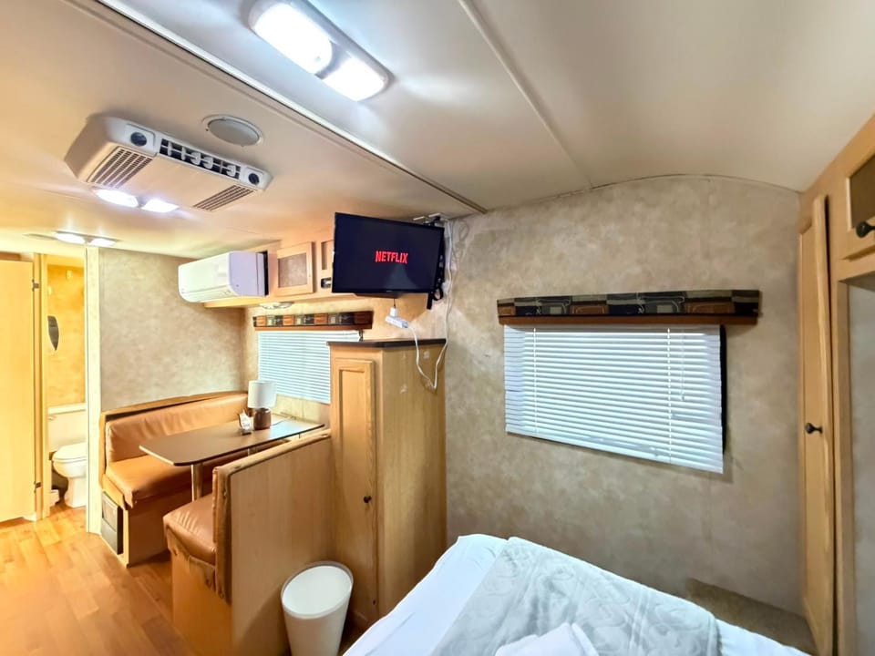 Bed, TV and multimedia, Seating area