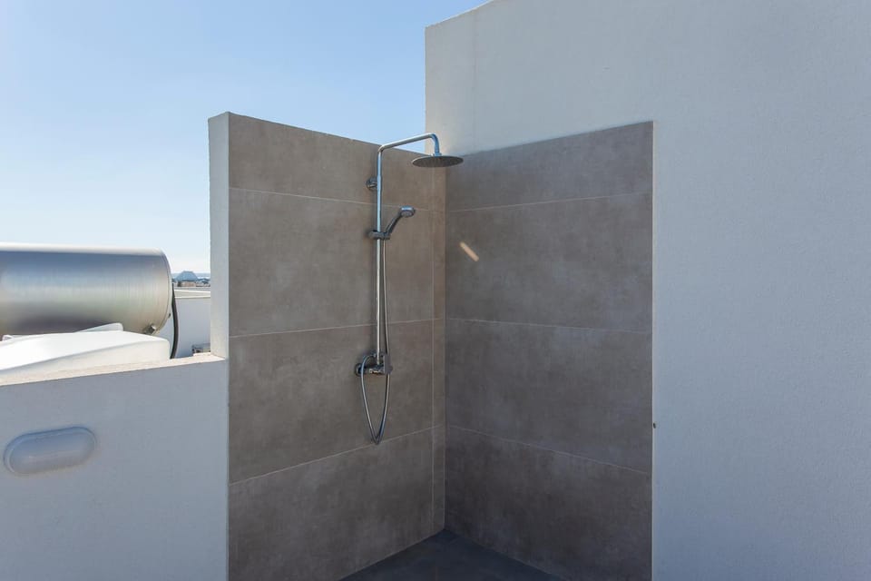 Shower, Day, Swimming pool