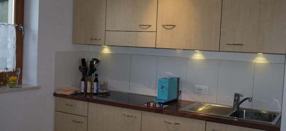 Coffee/tea facilities, Kitchen or kitchenette, stove