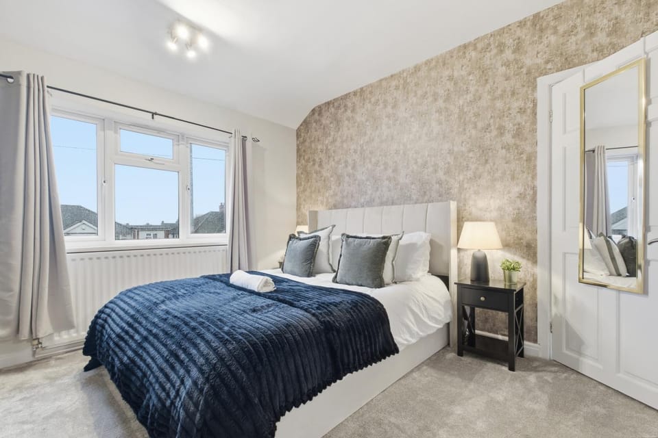 LWB Van Parking WV14 4 Beds 3 BDR Equipped House -Sleeps 6 Willenhall Bilston Junction 10 M6 A454 Keyway Junction A463- Walsall-Bloxwich- I54 Business Park BY Samina - ARZ Stays - Regular Work & Long Stays Available Apartment in Wolverhampton
