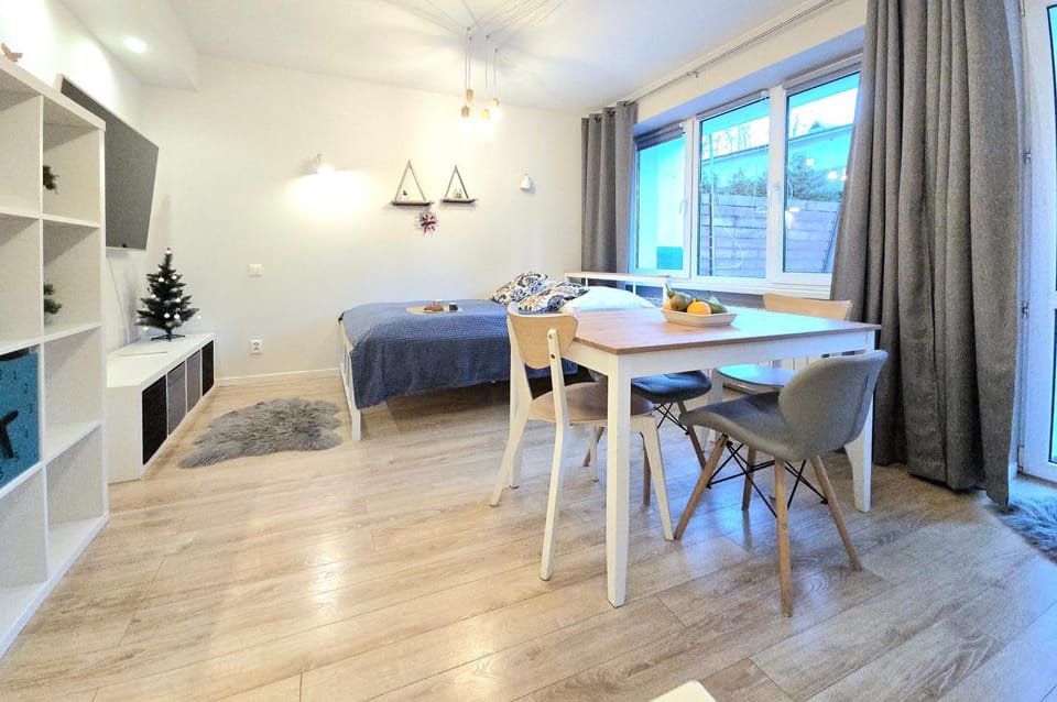 Photo of the whole room, Dining area