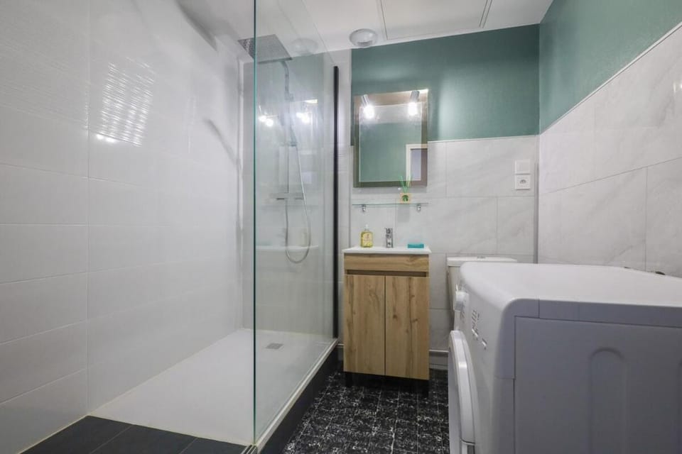 Shower, Bathroom, towels