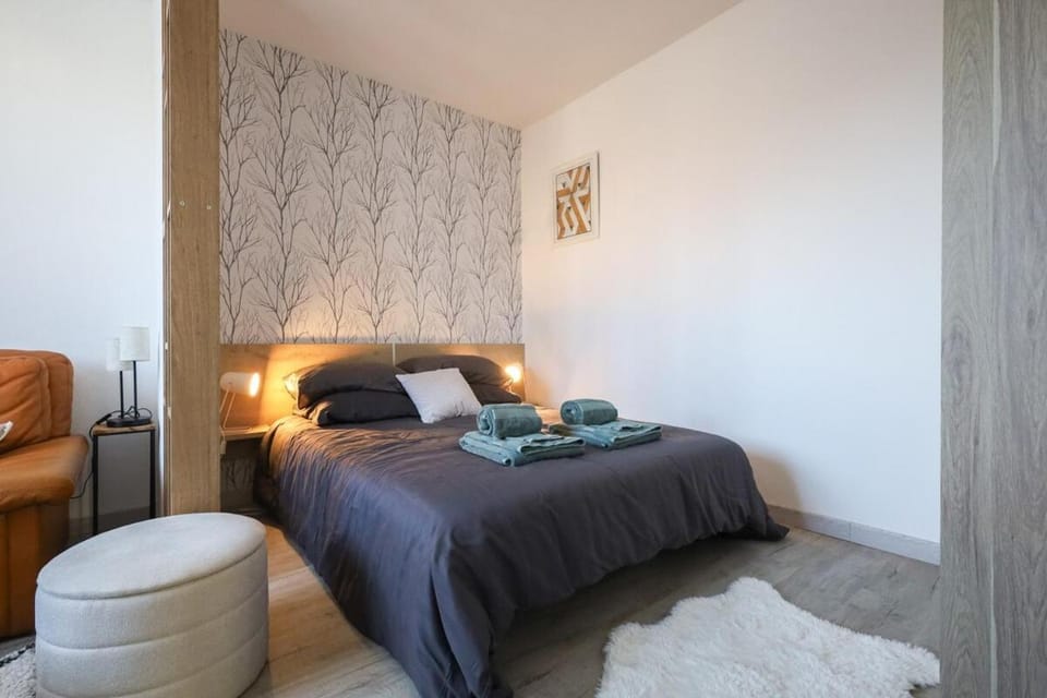 Bed, Photo of the whole room, Bedroom, towels