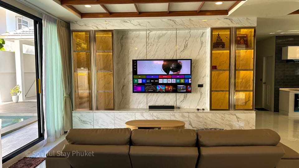 Communal lounge/ TV room