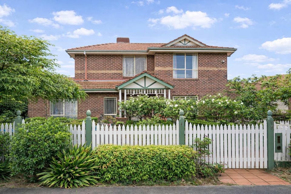Property building, Day, Garden, Garden view