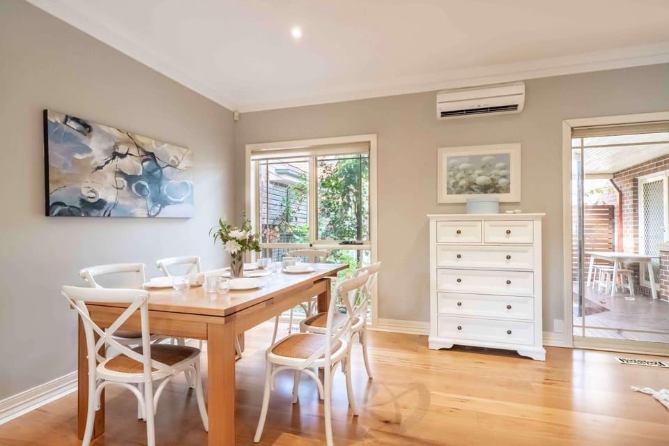 Kitchen or kitchenette, Living room, Seating area, Dining area, air conditioner