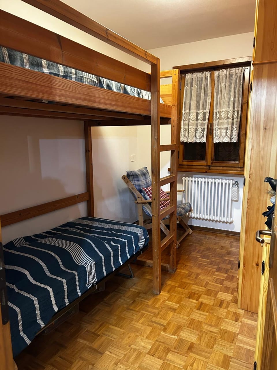 Bedroom, bunk bed