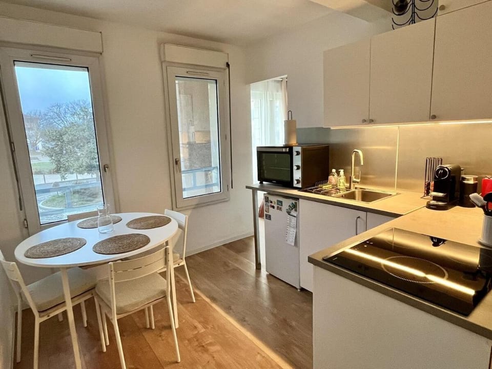 Kitchen or kitchenette, Dining area