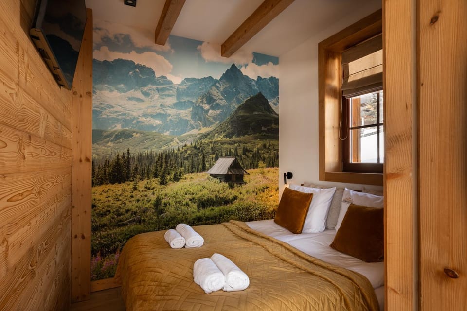 Bed, TV and multimedia, Photo of the whole room, Bedroom, towels