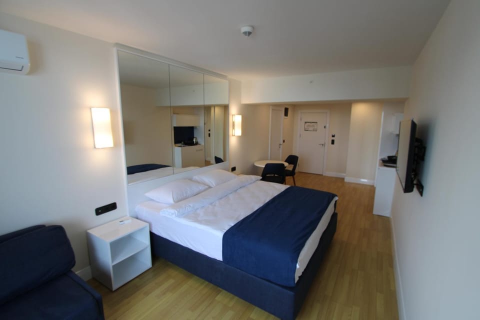Bed, TV and multimedia, Photo of the whole room, air conditioner