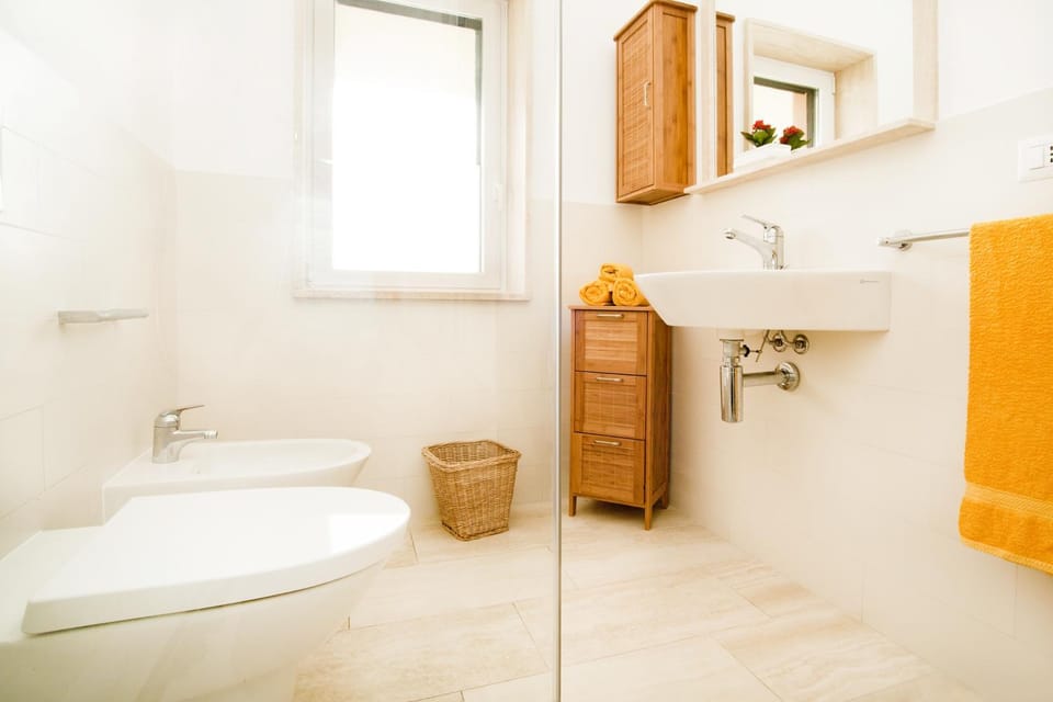 Shower, Toilet, Bathroom, towels