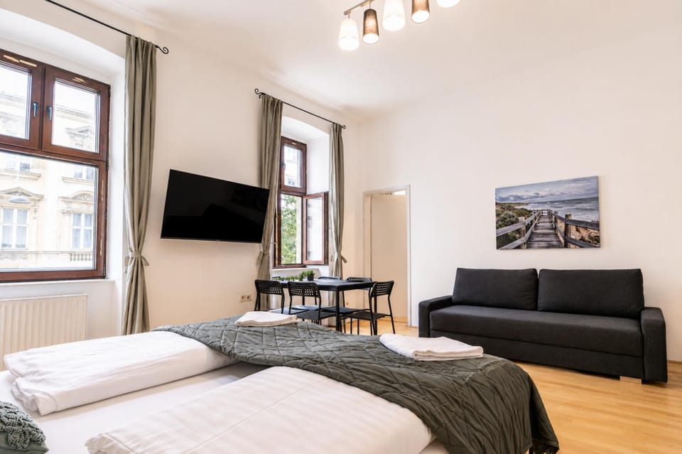 Property building, Bed, TV and multimedia, Photo of the whole room, Seating area, Bedroom