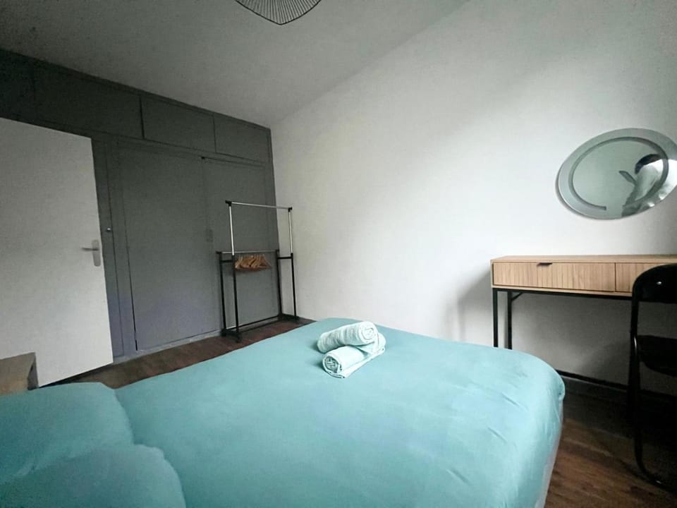 Bed, Photo of the whole room, Bedroom, towels