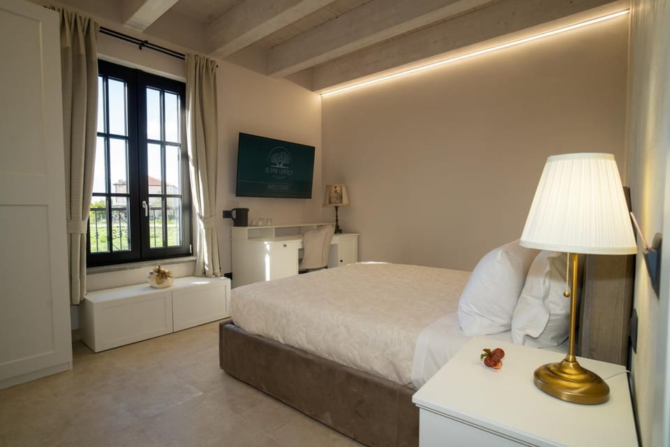 Bed, TV and multimedia, Photo of the whole room, Bedroom
