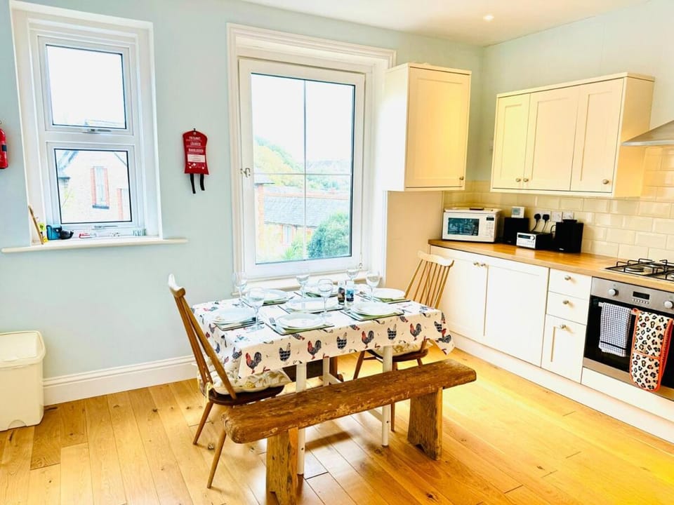 Coffee/tea facilities, Dining area, stove, toaster