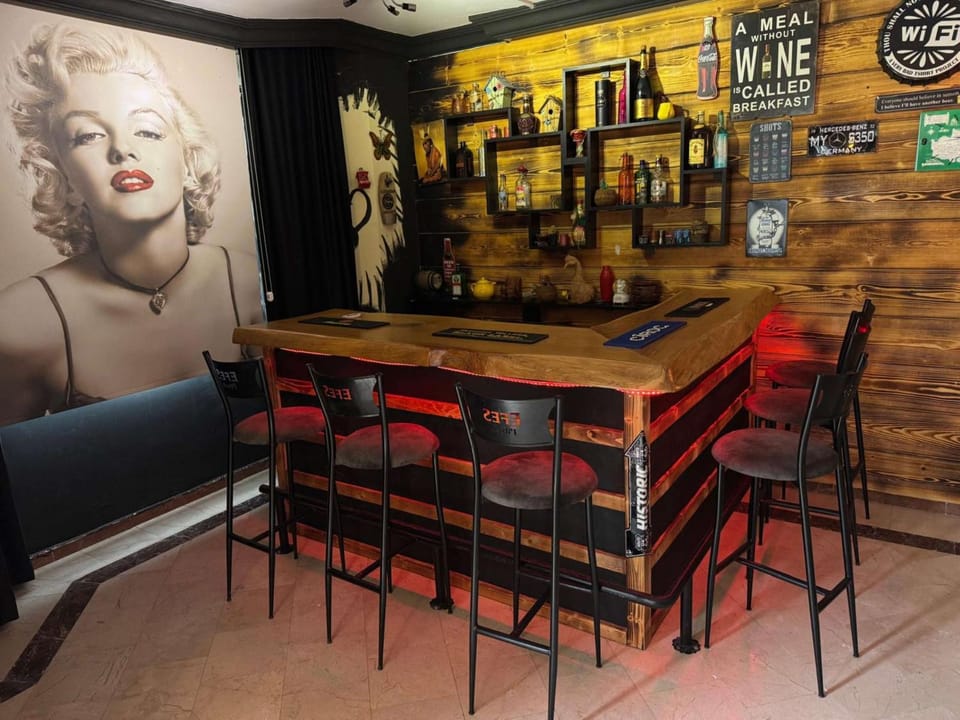Lounge or bar, Drinks