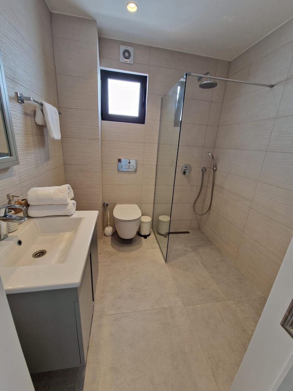 Shower, Toilet, Bathroom, towels