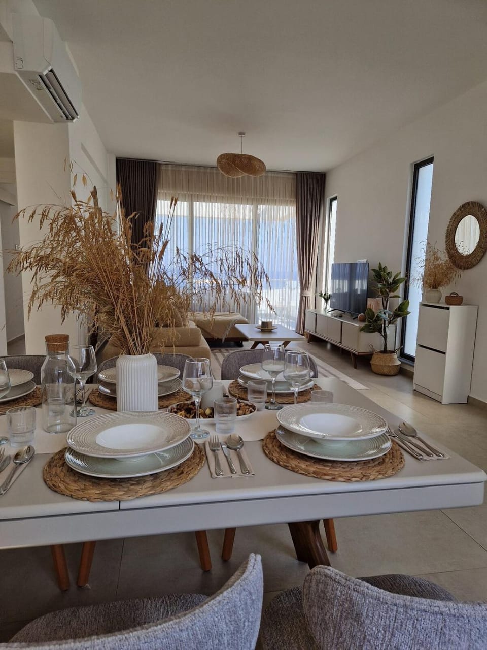 Living room, Seating area, Dining area, Food, air conditioner