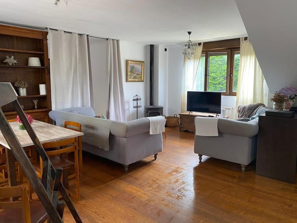 Communal lounge/ TV room, TV and multimedia, Living room, Seating area