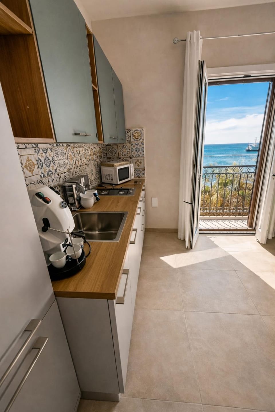 Kitchen or kitchenette, Sea view