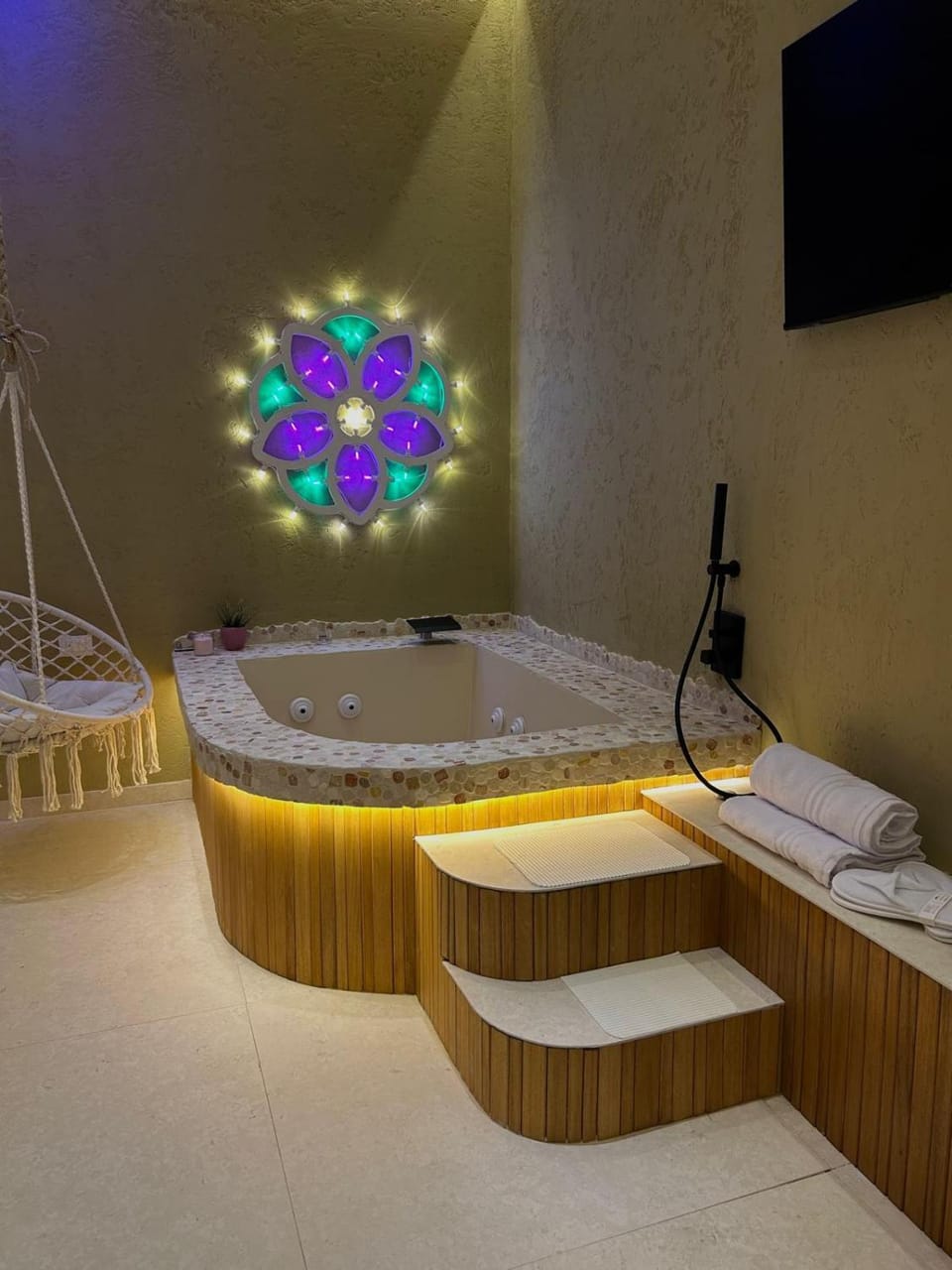 Hot Tub, towels