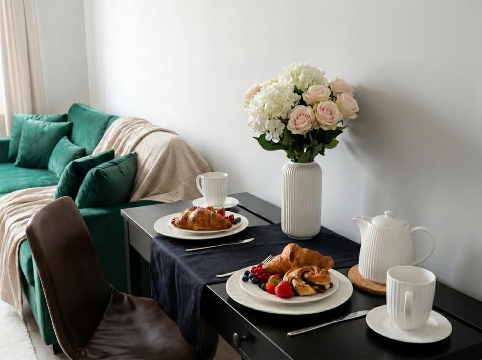 Bed, Coffee/tea facilities, Living room, Food and drinks, Photo of the whole room, Seating area, Dining area, Bedroom, Food, Breakfast, Continental breakfast