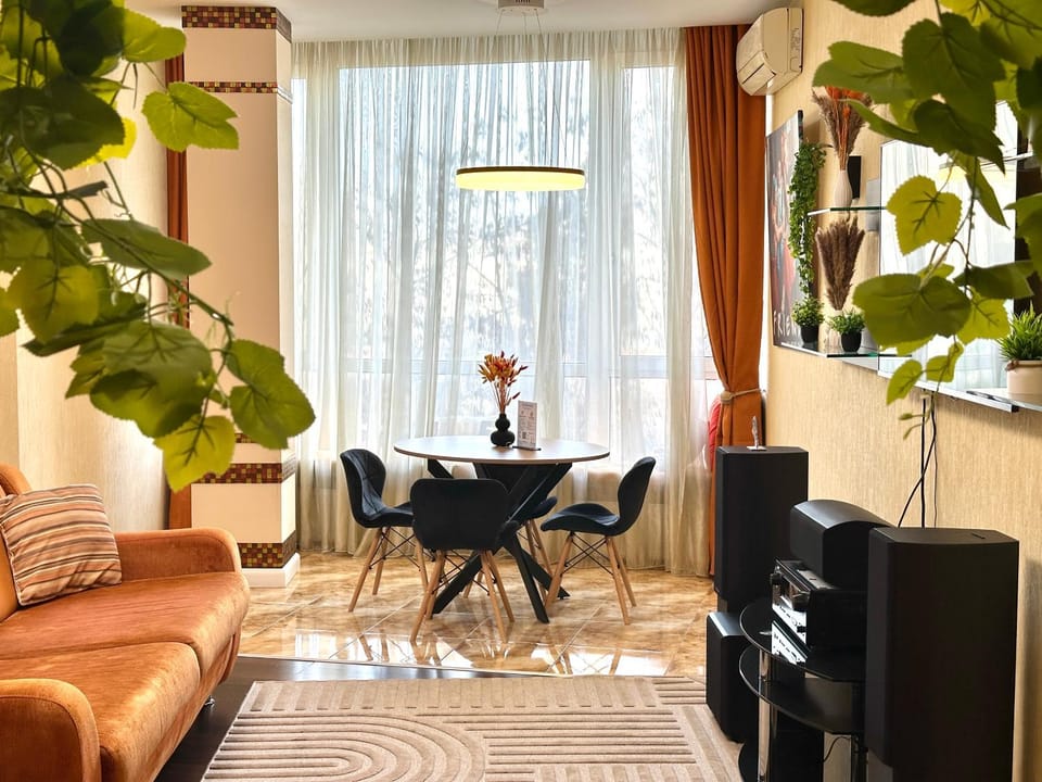 TV and multimedia, Living room, Seating area, Dining area