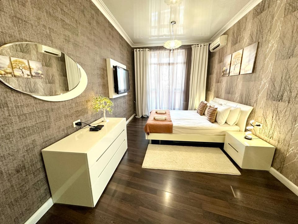 Bed, TV and multimedia, Photo of the whole room, Seating area, Bedroom