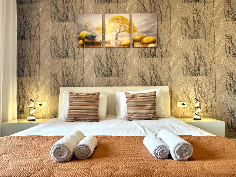 Bed, Photo of the whole room, Bedroom, towels