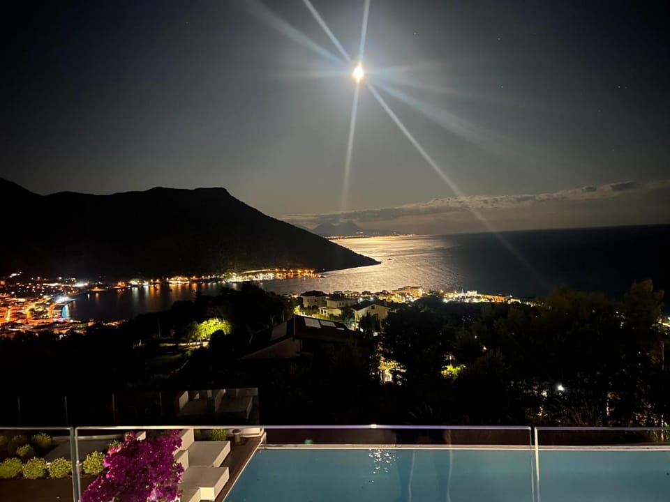 Mountain view, Pool view, Sea view