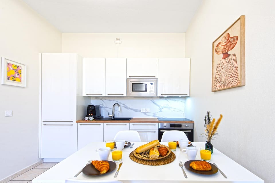Kitchen or kitchenette, Dining area, stove, toaster