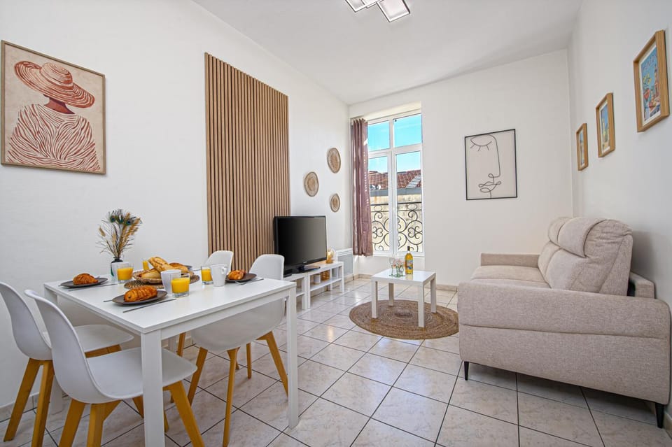 TV and multimedia, Living room, Food and drinks, Seating area, Dining area