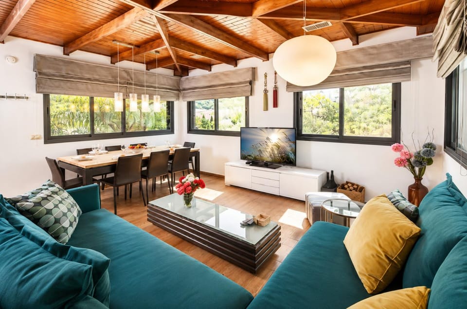 TV and multimedia, Living room, Seating area, Dining area