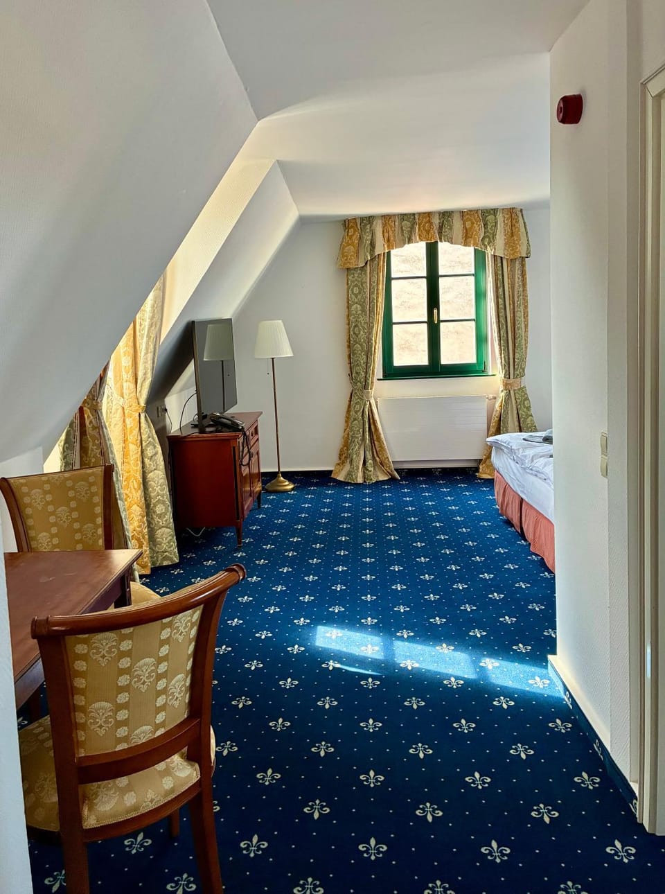 Bed, TV and multimedia, Living room, Photo of the whole room, Seating area, Bedroom