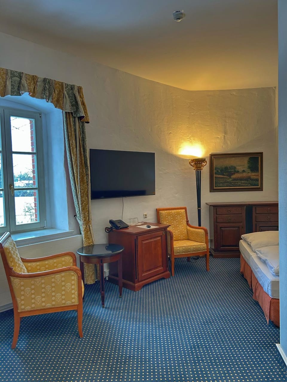 Bed, TV and multimedia, Living room, Photo of the whole room, Seating area, Bedroom