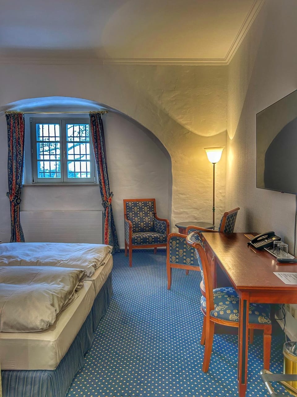 Bed, TV and multimedia, Living room, Seating area, Bedroom