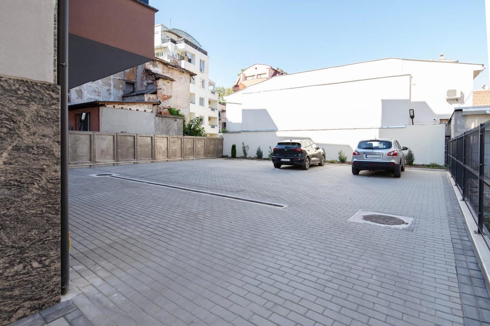 Day, Neighbourhood, Street view, Location, Parking
