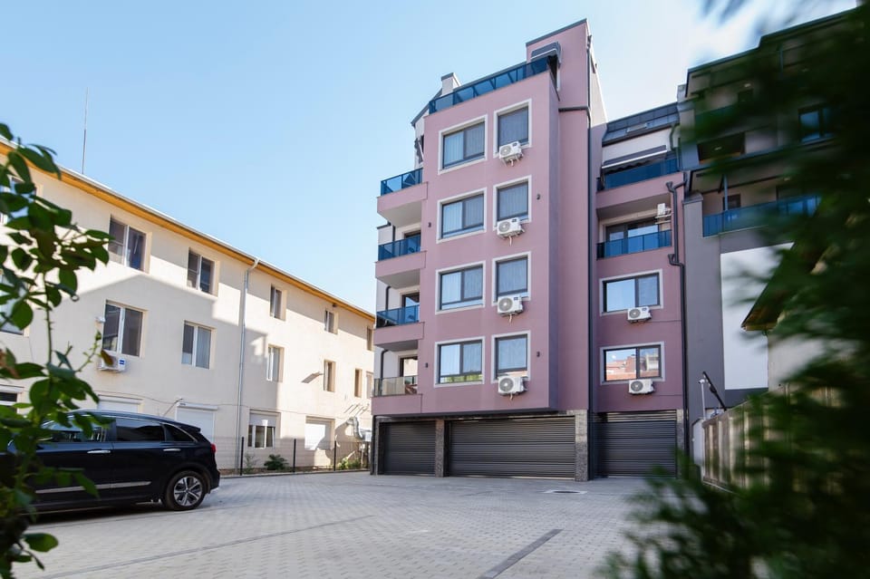 Property building, Day, Neighbourhood, Street view, Location, Parking
