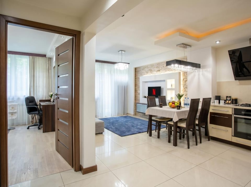 TV and multimedia, Kitchen or kitchenette, Living room, Seating area, Dining area, minibar, oven, pet friendly, stove