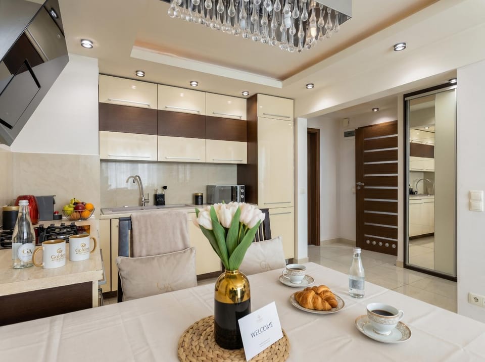 Coffee/tea facilities, Kitchen or kitchenette, Living room, Food and drinks, Seating area, Dining area, Food, minibar, toaster