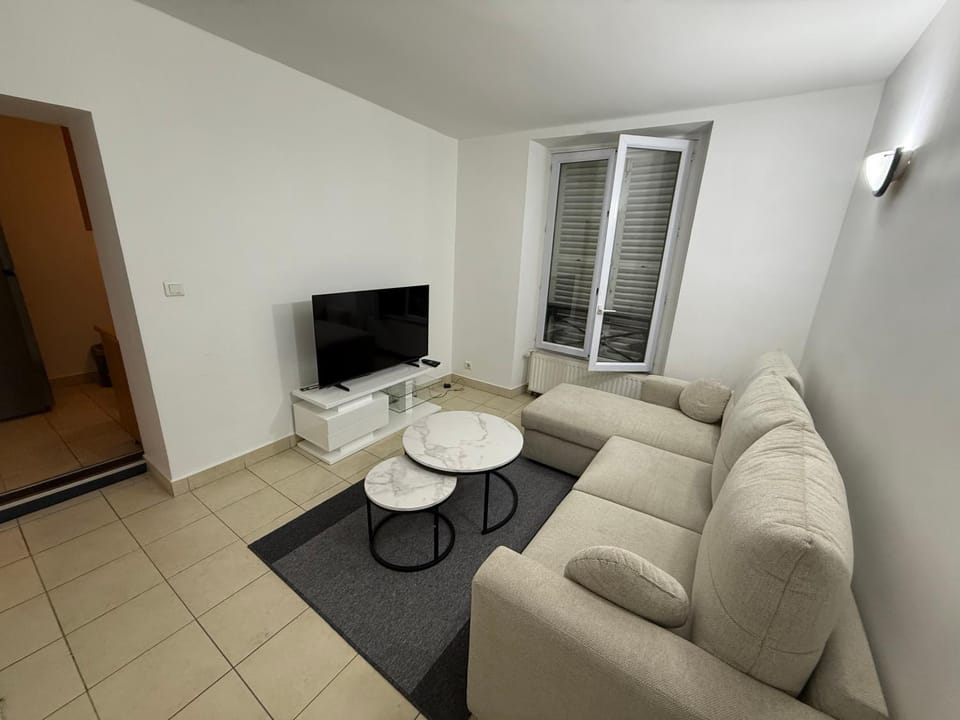 Modern et agréable st lazare Apartment in Paris