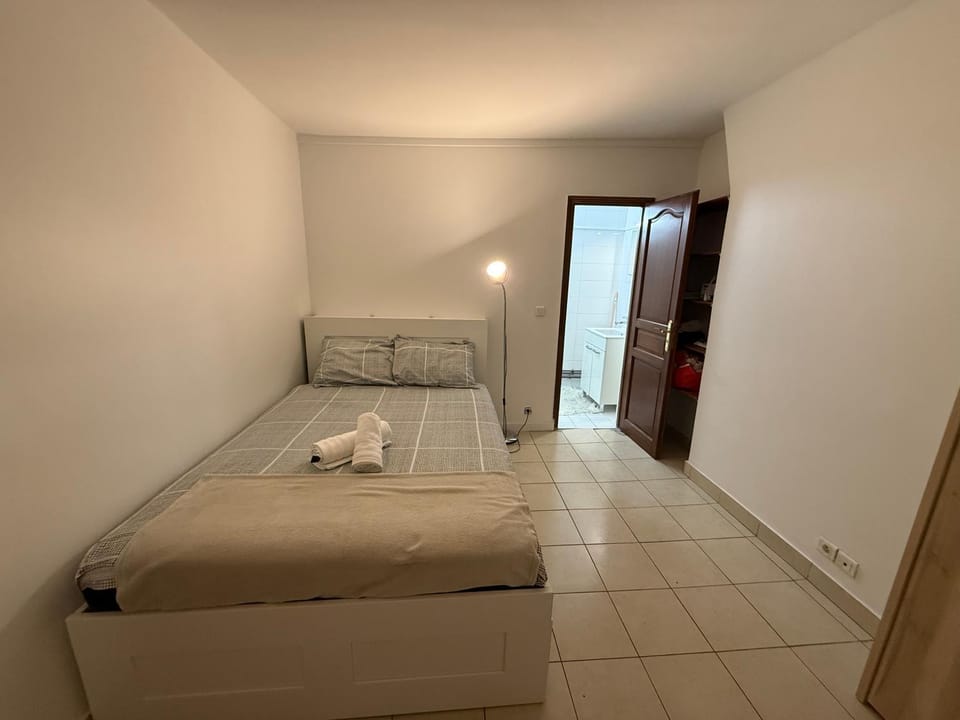 Modern et agréable st lazare Apartment in Paris