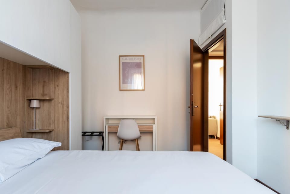 Photo of the whole room, Bedroom