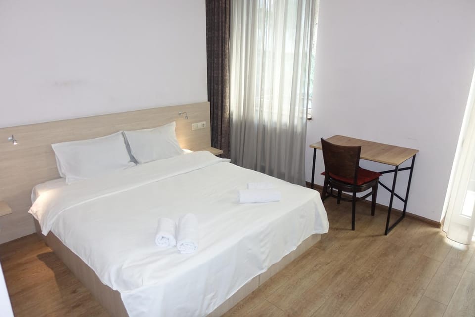 Bed, towels
