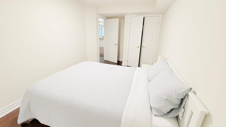 Newly Renovated Private Suite Separate Entrance Apartment in Richmond Hill