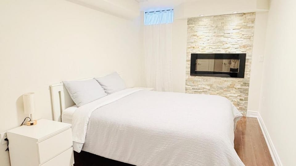 Newly Renovated Private Suite Separate Entrance Apartment in Richmond Hill