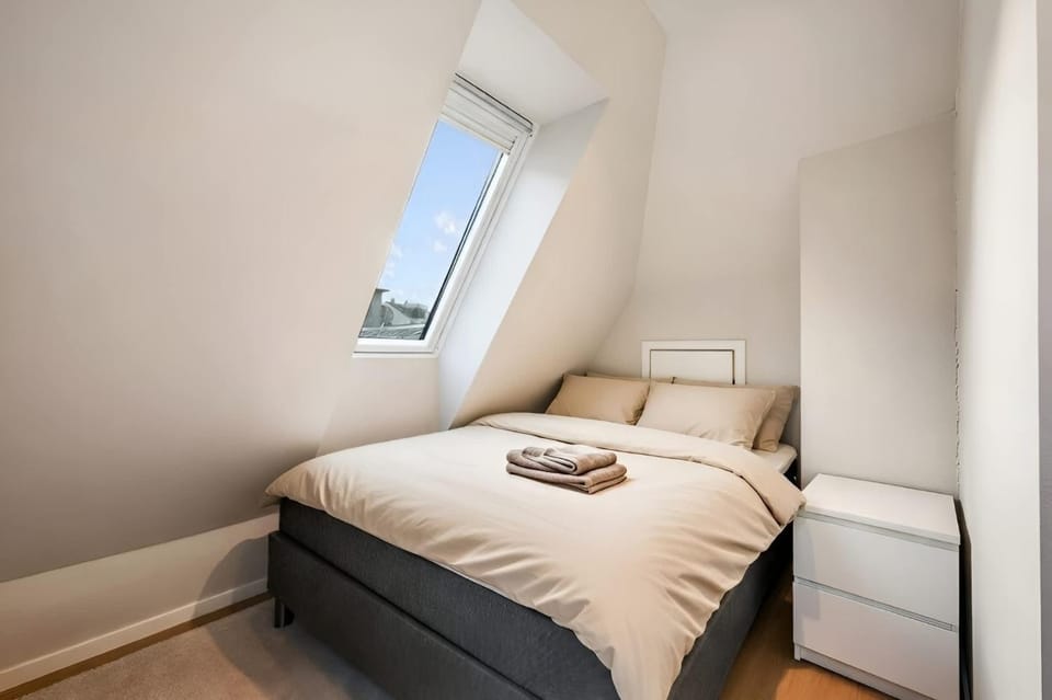 Bed, Bedroom, towels