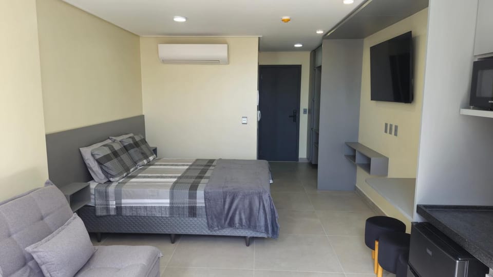 Bed, TV and multimedia, Photo of the whole room, air conditioner